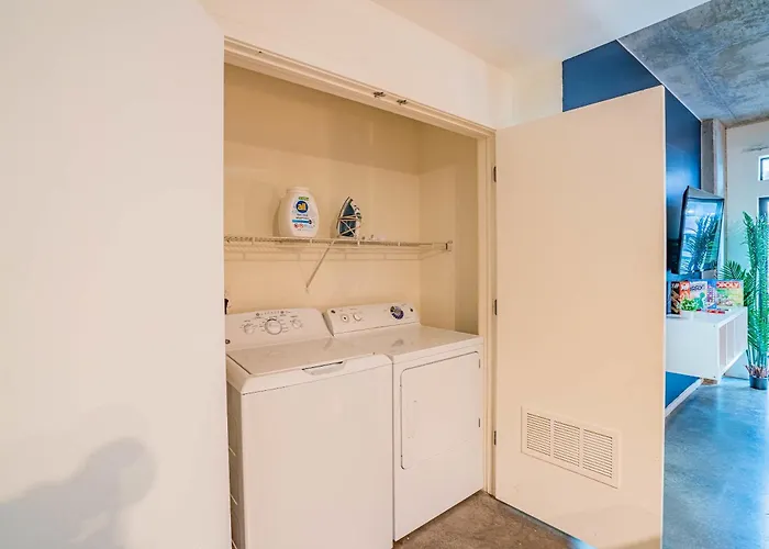 Charming 2bd - Downtown - Gym, Pool, Parking *