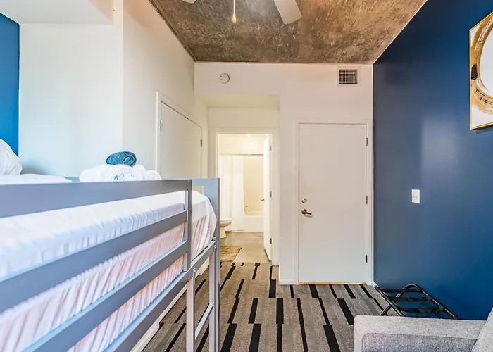 Charming 2bd - Downtown - Gym, Pool, Parking Apartment