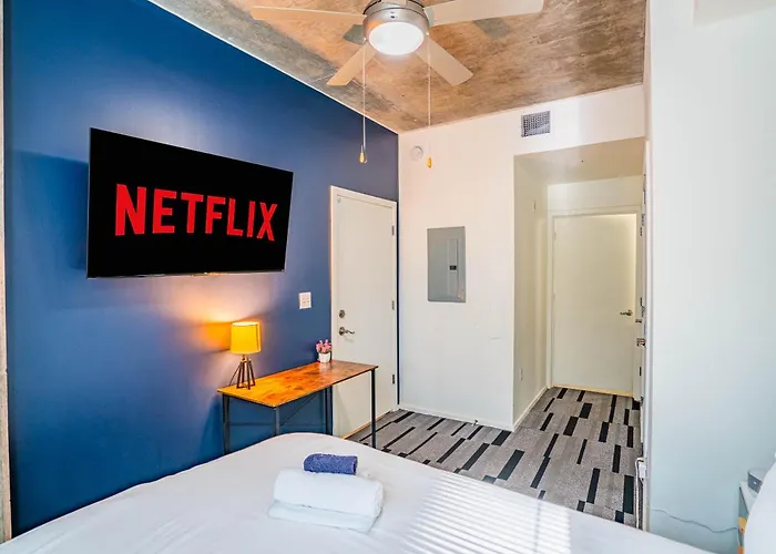 Charming 2bd - Downtown - Gym, Pool, Parking *