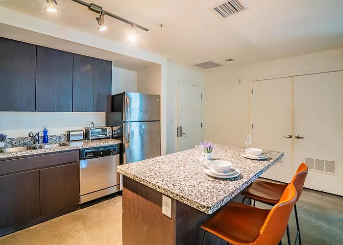 Charming 2bd - Downtown - Gym, Pool, Parking * Phoenix