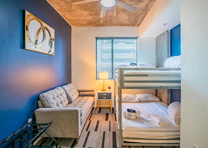 Charming 2bd - Downtown - Gym, Pool, Parking Apartment *