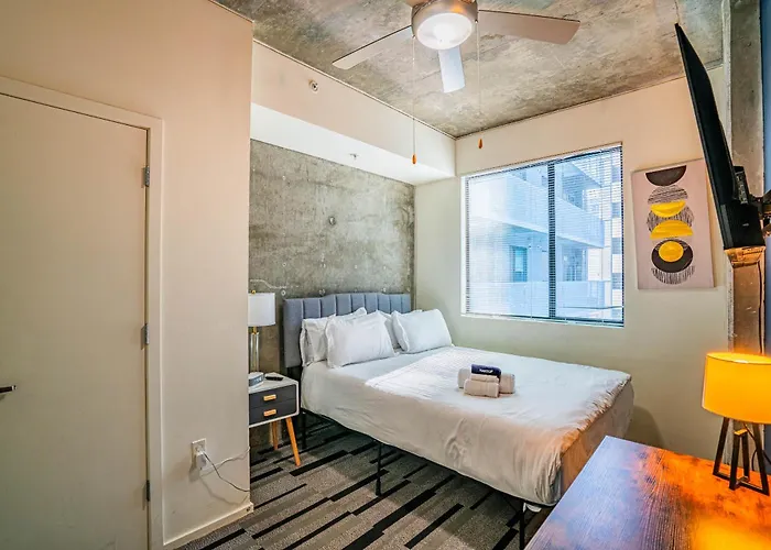 Apartment Charming 2bd - Downtown - Gym, Pool, Parking *