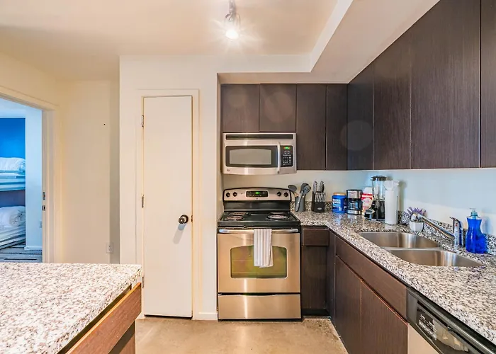 Charming 2bd - Downtown - Gym, Pool, Parking Apartment