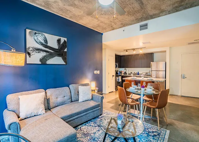 Charming 2bd - Downtown - Gym, Pool, Parking *