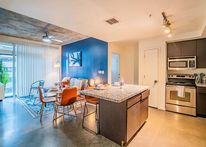 Charming 2bd - Downtown - Gym, Pool, Parking Apartment *