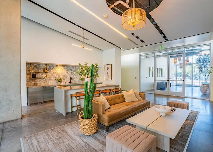 Charming 2bd - Downtown - Gym, Pool, Parking * Phoenix