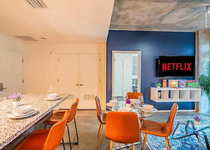 Charming 2bd - Downtown - Gym, Pool, Parking Apartment *