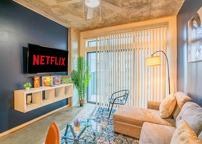 Charming 2bd - Downtown - Gym, Pool, Parking *