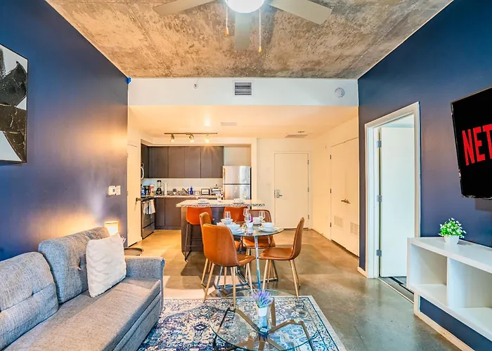 Charming 2bd - Downtown - Gym, Pool, Parking * Phoenix