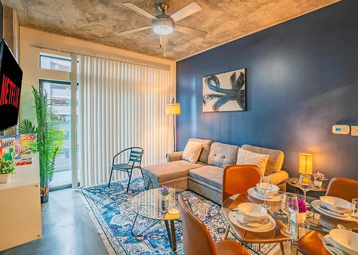 Charming 2bd - Downtown - Gym, Pool, Parking *
