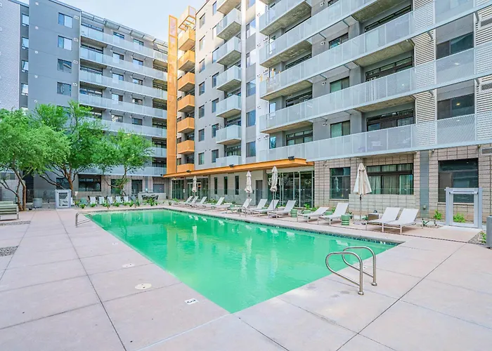 Charming 2bd - Downtown - Gym, Pool, Parking Apartment *