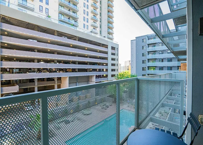 Charming 2bd - Downtown - Gym, Pool, Parking *