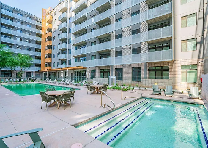 Charming 2bd - Downtown - Gym, Pool, Parking Apartment