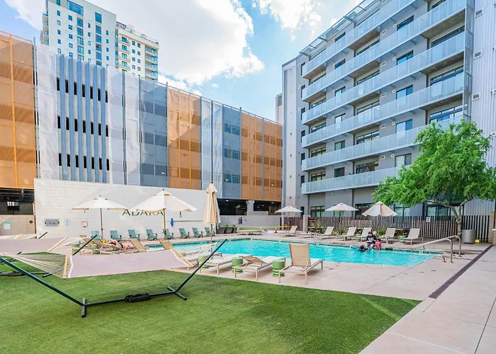 Charming 2bd - Downtown - Gym, Pool, Parking Apartment *